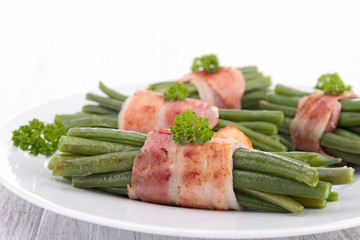 green bean wrapped in bacon