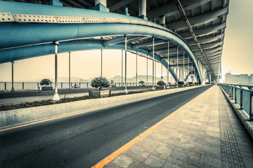 traffic through bridge