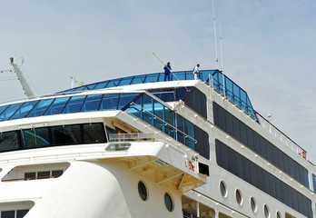 Limpieza de cristales en el barco crucero