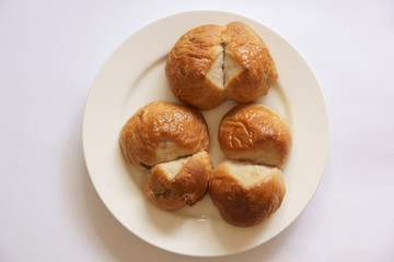 皿に乗せたパン