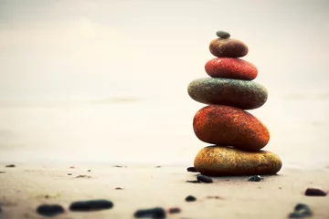 Gartenposter Steine im Sand Steinpyramide auf Sand als Symbol für Zen, Harmonie, Gleichgewicht