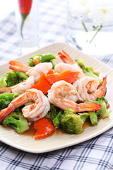 Shrimp stir-fried with broccoli