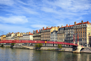 Obraz premium Lyon city and red footbridge