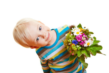 Lächelndes Kind mit Blumenstrauß