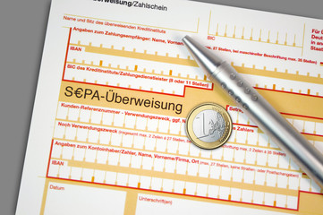 Überweisungsformular mit SEPA und Euromünze