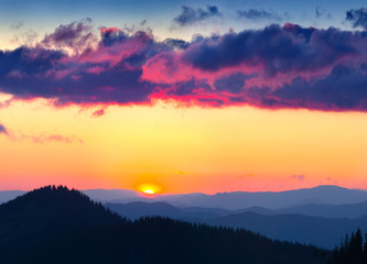 Obraz premium Silhouette of the mountains in the backdrop of the sunset