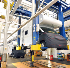 Hebebühne Wohnmobilfertigung // mobile home car production