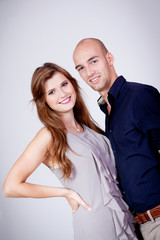 junges verliebtes lachendes paar umarmung portrait