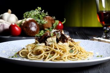 pasta italiana spaghetti con funghi sfondo verde