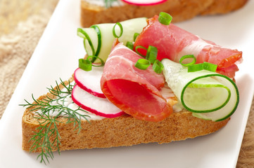 sandwich with ham, cucumber and radish