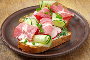 sandwich with ham, cucumber and radish