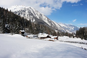 Fototapeta na wymiar Zimowy krajobraz w Hohe Tauern, Austriackie Alpy