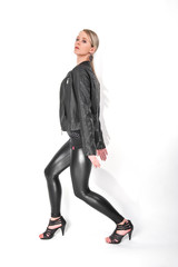 Fototapeta premium Fashion Rockstar vor weißem Hintergrund attraktiv Freisteller 