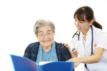 笑顔の女医と高齢者