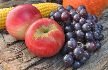 pommes rouges et raisin noir