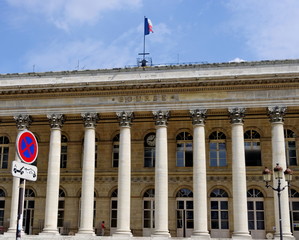 Palais de La Bourse. Interdit de stationner.