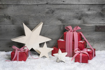 Weihnachtlicher Hintergrund aus Holz mit Geschenken in Rot