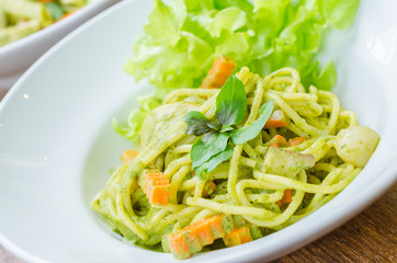 Spaghetti pesto sauce