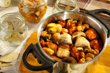 Mushrooms marinated in vinegar