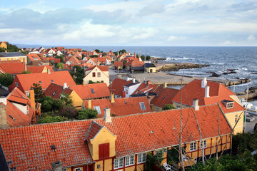 Fototapeta na wymiar Gudhjem z czerwonymi dachami, wyspy Bornholm, Dania