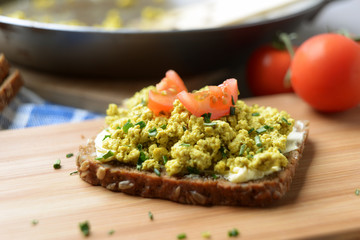 Vollkornbrot mit Tofu wie Rührei