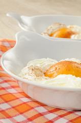 Dessert panna e pesche sciroppate