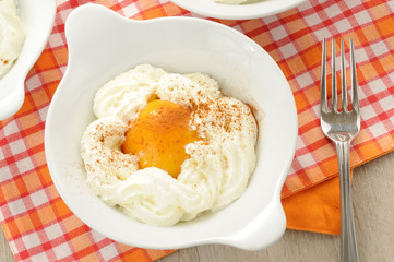 Dessert panna e pesche