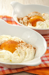 Dessert panna e pesche sciroppate