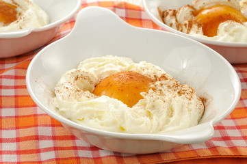 Dessert panna e pesche sciroppate