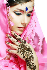 woman face henna on hand