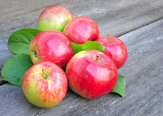 Naklejka na ściany i meble Fresh apples on the wooden bench