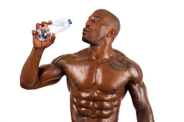 Black bodybuilder drinking water after a hard workout