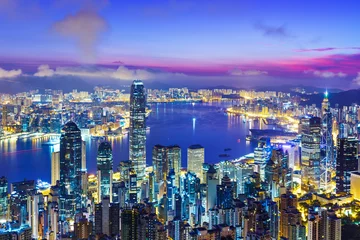 Poster Im Rahmen Skyline von Hongkong bei Sonnenaufgang © leungchopan