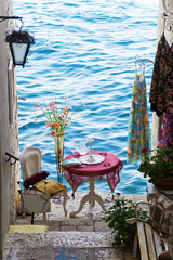 romantischer Sitzplatz am Meer in Rovinj, Kroatien