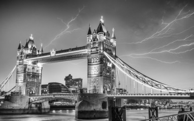 Fototapeta na wymiar Londyn. Majestat Tower Bridge na burzliwy wieczór