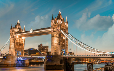 Fototapeta na wymiar London. Majesty Tower Bridge na piękny wieczór