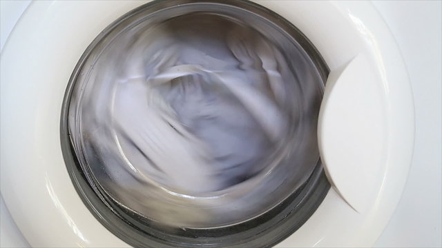 Washing machine works, washes clothes and squeezes
