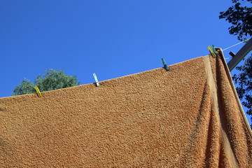 Braunes Badetuch auf Wäscheleine