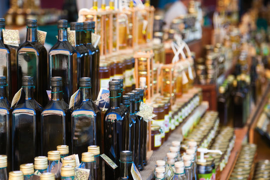 Oliven&ouml;l an einem kroatischen Marktstand