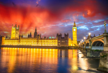 Fototapeta na wymiar Oszałamiający widok na zachód słońca z panoramę Londynu. The Houses of Parliament