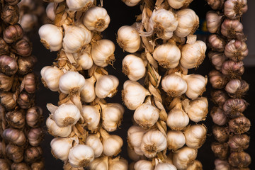 geflochtener Knoblauch auf dem Markt