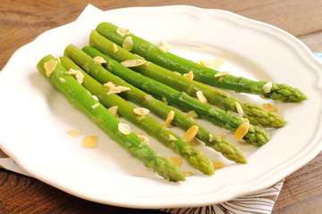Sautéed asparagus with almonds