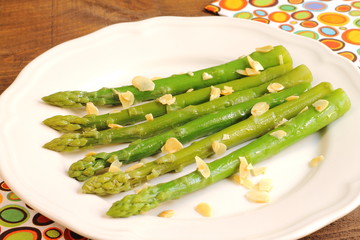 Espárragos verdes con almendras fileteadas