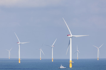 Offshore Windpark in der Nordsee von der englischen Küste