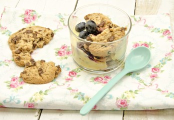 Crea de vainilla con galletas y arandanos