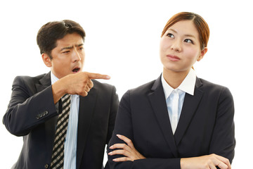 怒るビジネスマンと苦悩するOL