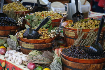 frische Oliven auf dem Markt