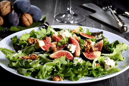 insalata di fichi con lattuga formaggio e noci sfondo grigio