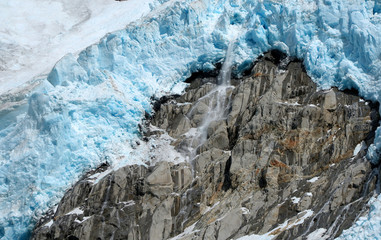 Fototapeta na wymiar Iceberg lodowiec górski krajobraz