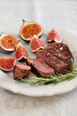 Gebratenes Steak mit Feigen